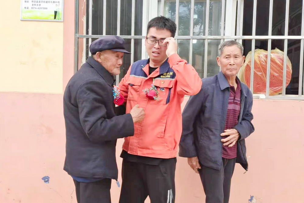 第一書記陳瑞志與落紅甸村老黨員含淚告別.jpg